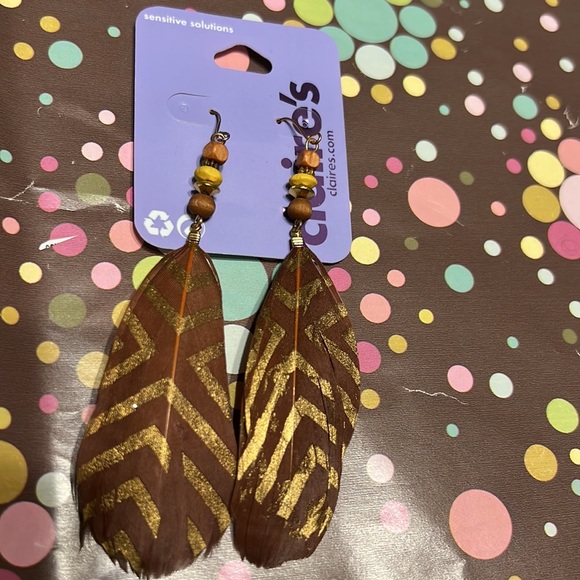 New Claire’s Gold Embellished Beaded Feather Earrings - Picture 3 of 4